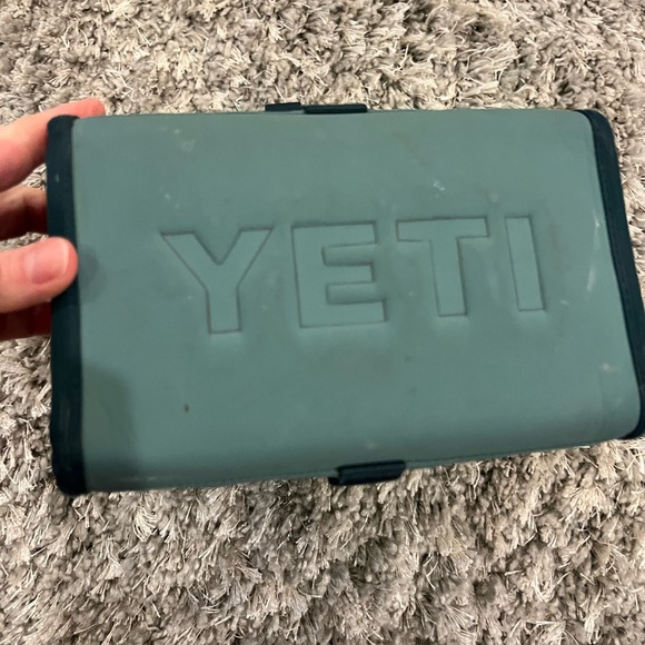 Yeti Day trip 7 qt. Lunch bag cooler. Like new! - Picture 4 of 4